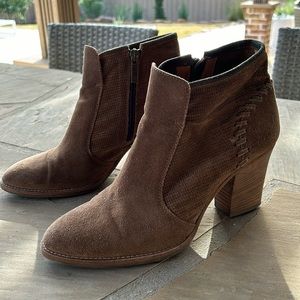 Aquatalia Italian Champagne Tan Suede Ankle Boots - Women’s size 40 or US 9